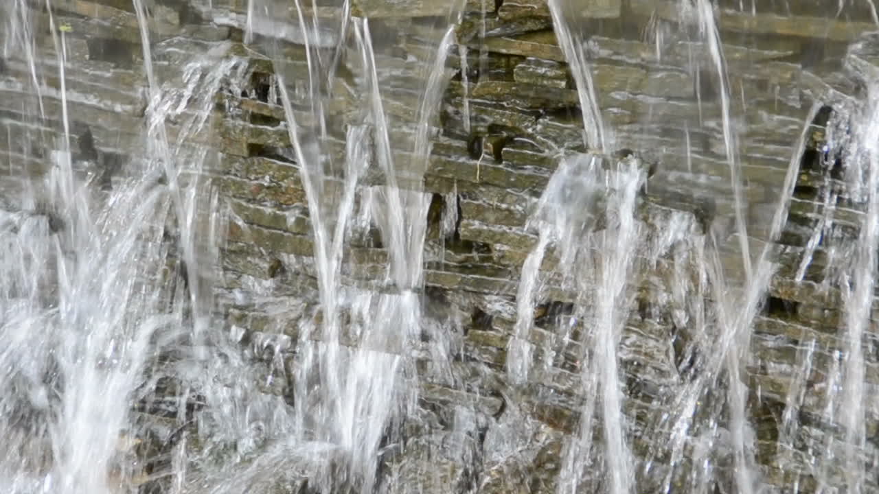 Cascata d'acqua simmetrica nel parco