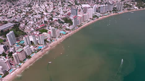 Vista-De-Pájaro-Sobre-La-Hermosa-Costa-De-Playa-Condesa-En-México,-Gran-Angular