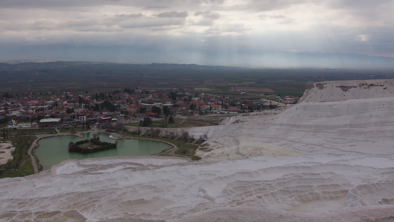 piscinas termales con vistas a pamukkale en hierápolis