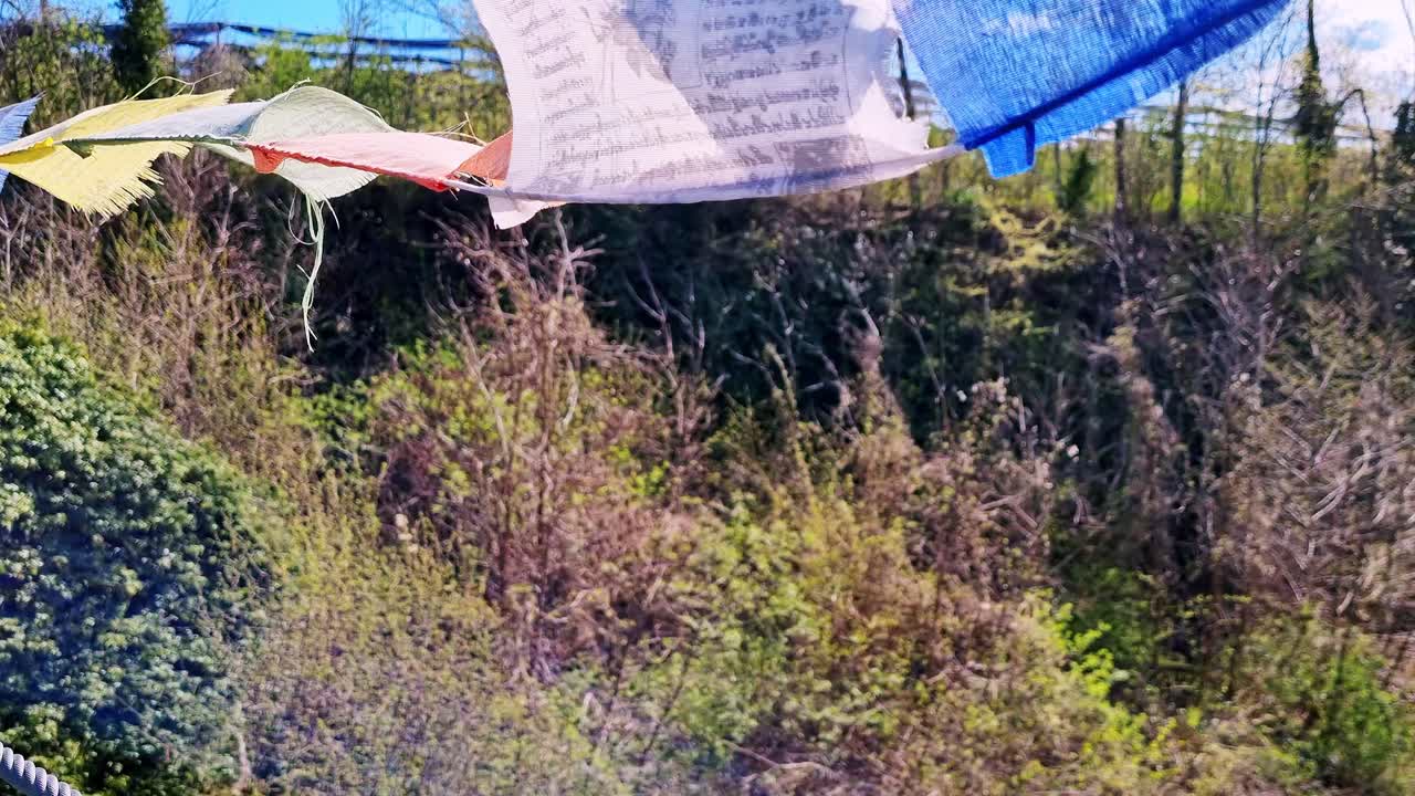 강한 바람에 의해 날아가는 서스펜션 브리지의  ⁇ 에 붙어 있는 고대 문구의  ⁇