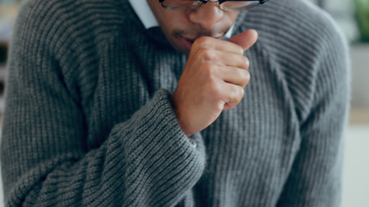 enfermo, tos y hombre con dolor en el pecho