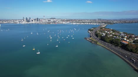 Staatsstraße-Und-Verkehr-Entlang-Der-Oneoneroa-Shoal-Bay-In-Auckland,-Neuseeland-–-Luftaufnahme-Einer-Drohne