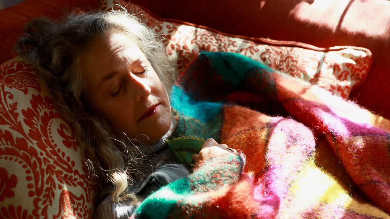 거실에서 잠을 자는 성숙한 여성 4k