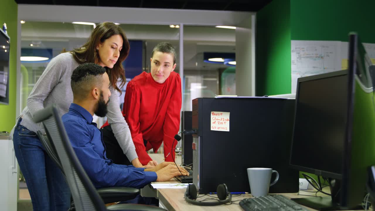 Ejecutivos discutiendo en PC de escritorio en el escritorio 4k