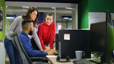 ejecutivos discutiendo en la computadora de escritorio en la mesa 4k