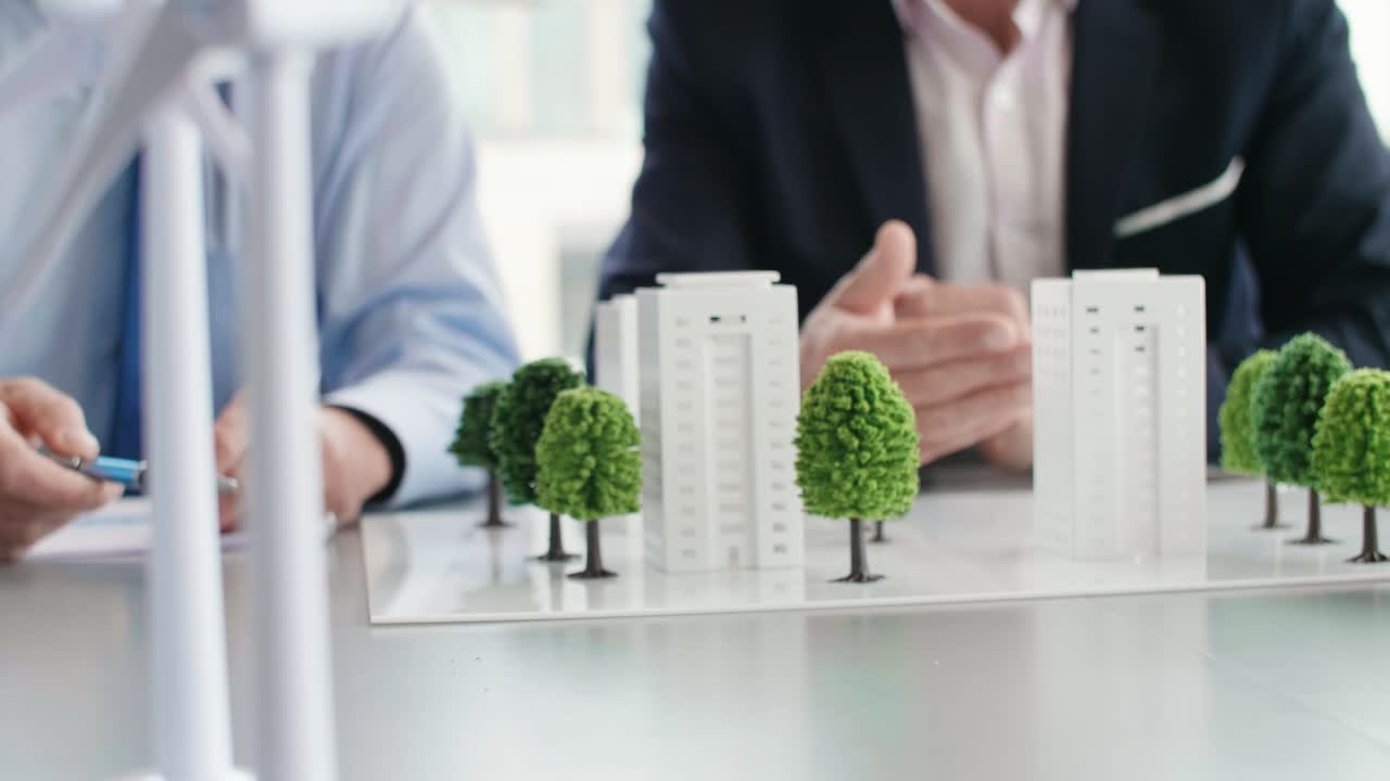 dos hombres de negocios que buscan nuevas soluciones para la arquitectura