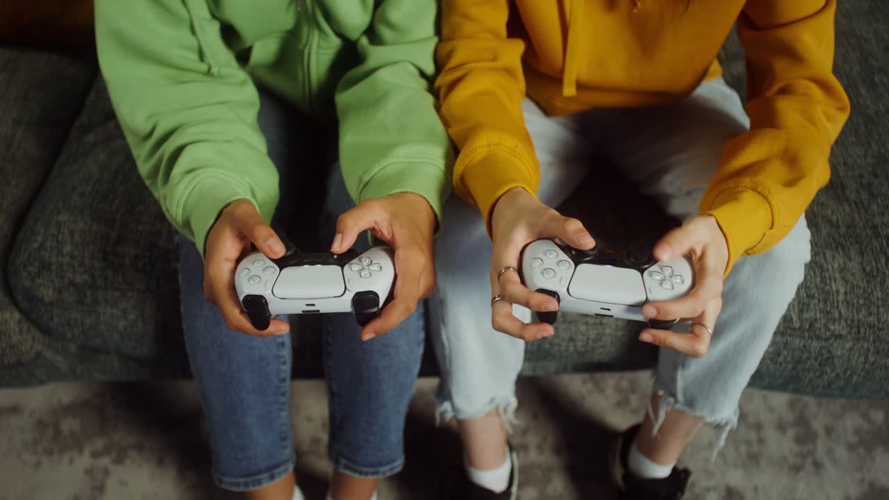 amigos jugando videojuegos