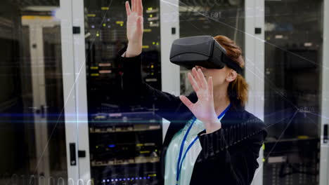 Frau-Benutzt-VR-Im-Serverraum