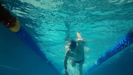 Underwater-view-of-man-swimming