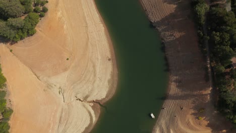 Vista-Aérea-Del-Lago-Shasta-Hacia-Abajo-Pasando-Puentes-En-El-Norte-De-California-Bajos-Niveles-De-Agua-Durante-La-Sequía