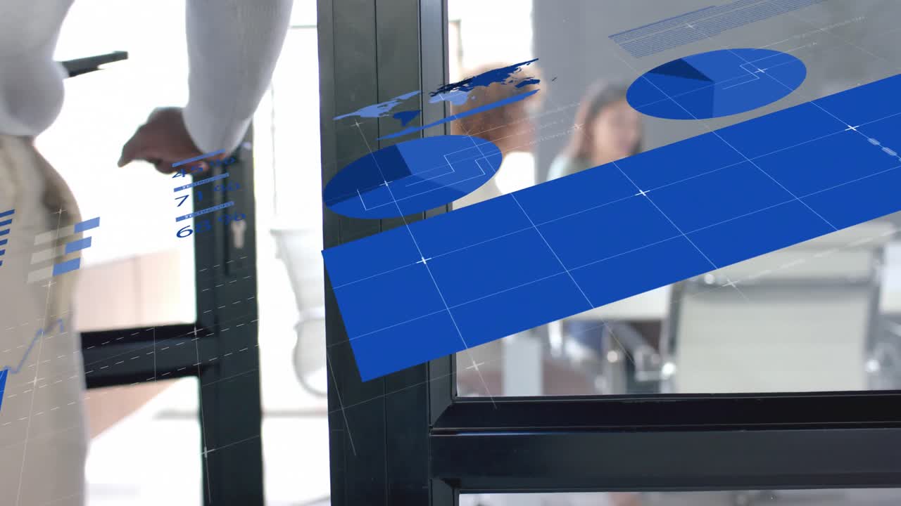 procesamiento de datos en la interfaz sobre un hombre de negocios que se une a diversos colegas en una reunión de oficina