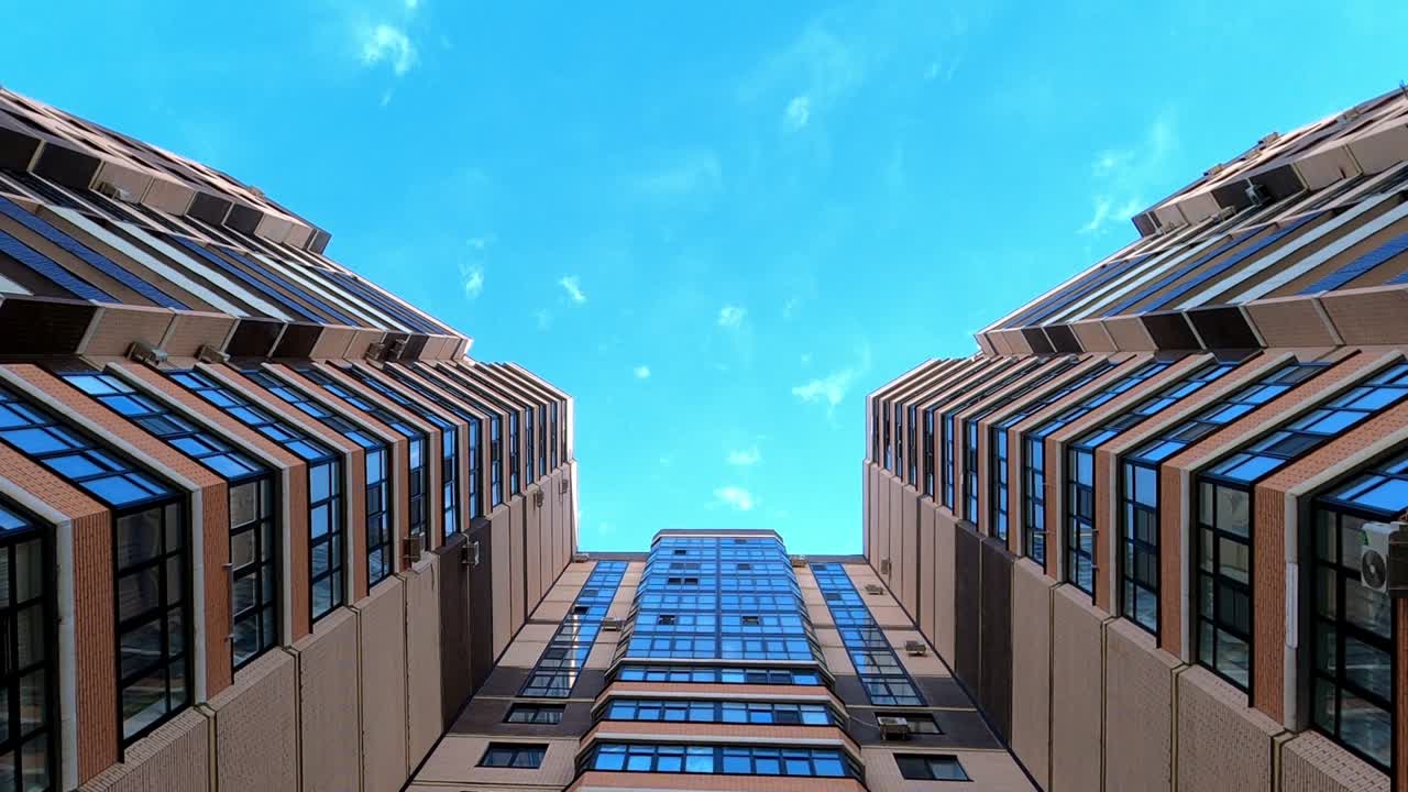 구름이 집들 사이를 떠다니고