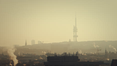 Prager-Fernsehturm-Bei-Sonnenaufgang-Mit-Dächern-Und-Fliegenden-Vögeln-Am-Morgen