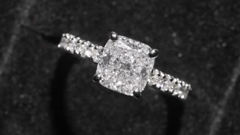 lujoso anillo de compromiso de diamantes caro giratorio, fondo negro