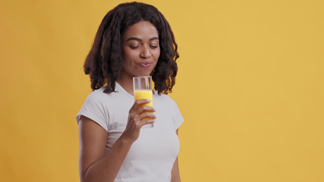 Mujer bebiendo jugo de naranja