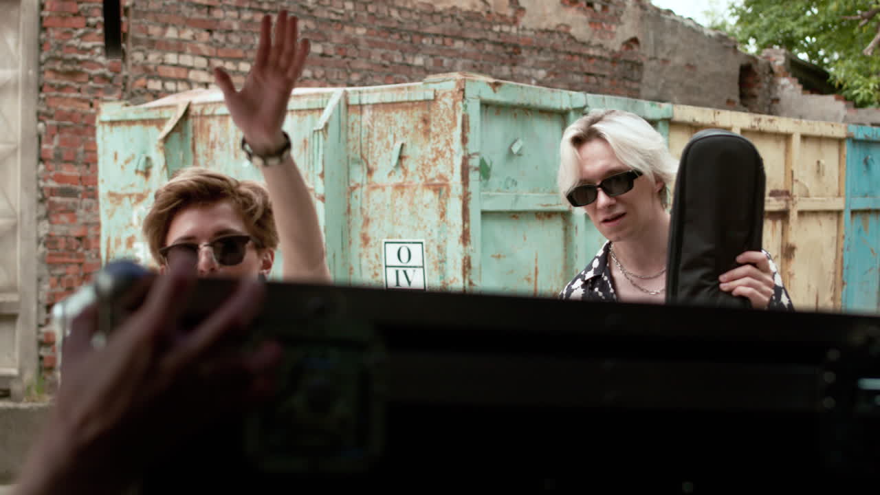 록 밴드가 투어에 나갑니다.