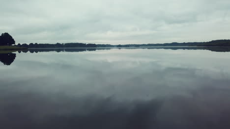 Thülsfelder-See-Bei-Staumauer-Niedrig-Dröhnflug-über-Spiegelndes-Wasser-4k-Bewölkt