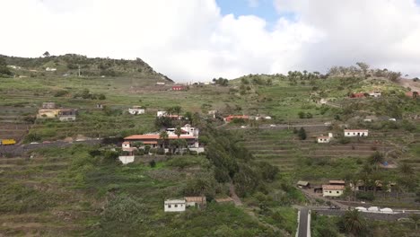 Luftaufnahme-Der-Terrassen-Von-La-Gomera-Mit-Einem-Kleinen-Lokalen-Haus-über-Dem-Gebirgstal