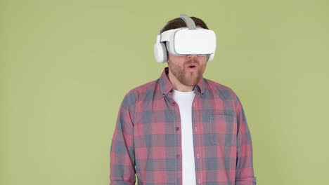 hombre usando auriculares vr