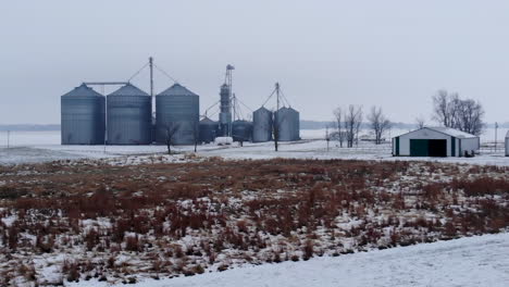 Una-Granja-Del-Medio-Oeste-Después-De-Una-Gran-Nevada-En-Invierno