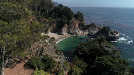 Luftaufnahme-In-Zeitlupe,-Die-über-Bäume-Fliegt,-Um-Den-Wasserfall-Mcway-Falls-Zu-Enthüllen-Julia-Pfeiffer-Burns-Park-Big-Sur-Kalifornien