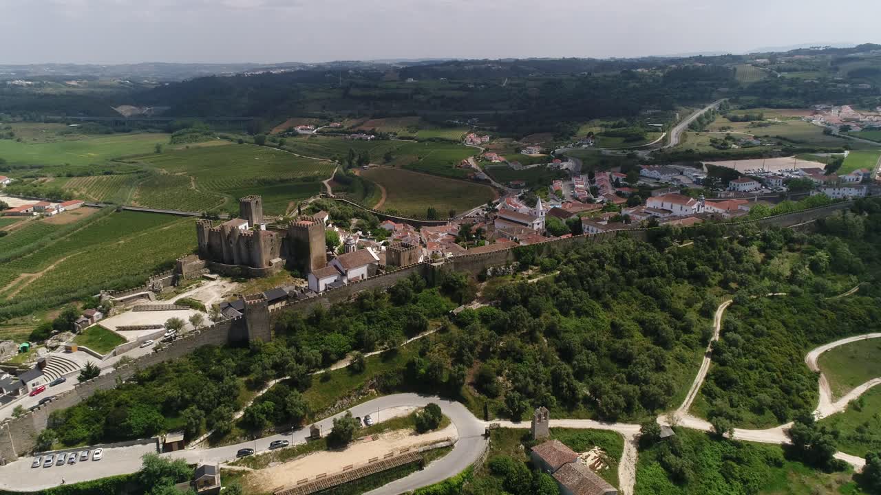 volando sobre la ciudad medieval de obidos, portugal