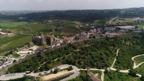 Flug-über-Die-Mittelalterliche-Stadt-Obidos-In-Portugal