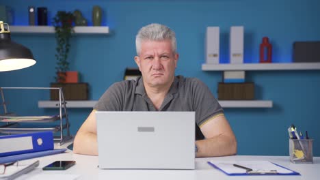 el trabajador de oficina en casa tiene dolor en los ojos.