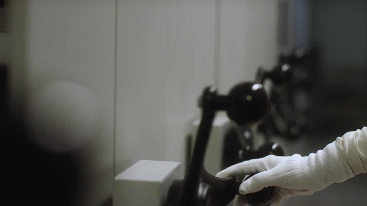 수확 메커니즘을 작동하는 사람