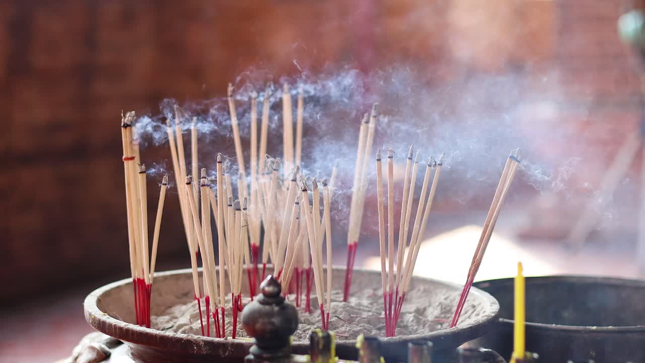 불타고 담배를 피우는 향나무의 타임스
