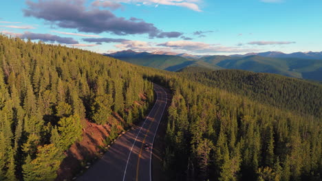 Cinematográfico-Aéreo-Zumbido-Amanecer-Mañana-Subaru-Conducción-Denver-Monte-Evans-14er-Chicago-Lagos-Frente-Al-Pie-Estribaciones-Montañas-Rocosas-I70-Idaho-Manantiales-Hoja-Perenne-Paso-De-India-Eco-Montaña-Adelante-Seguir