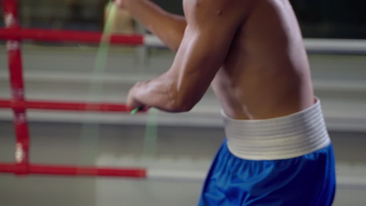 boxeador saltando la cuerda en entrenamiento