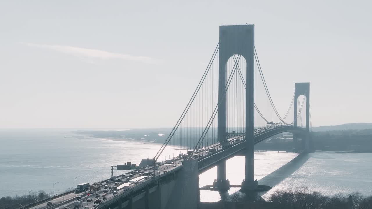 Vista sul ponte Verrazzano Narrows da New York durante il giorno