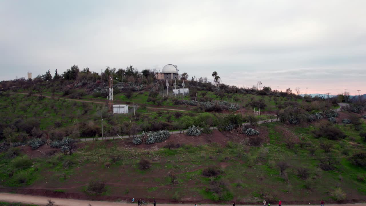 세로 칼란, 라스 콘데스, 산티아고, 칠레의 산책로를 걷는 가족의 공중 전망