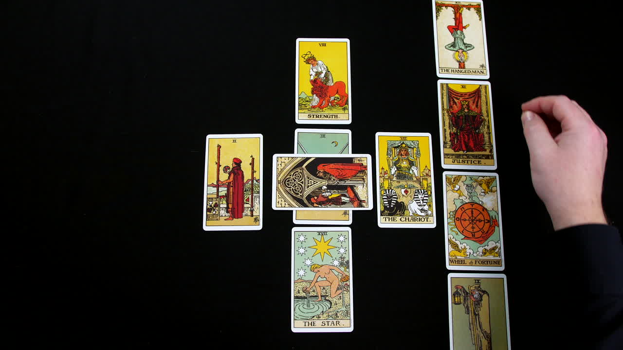 las manos de un lector de tarot están exponiendo una cruz celta de tarot con cartas coloridas con diseños intrincados. proceso tradicional de lectura de tarot, centrado en la colocación simbólica de las cartas