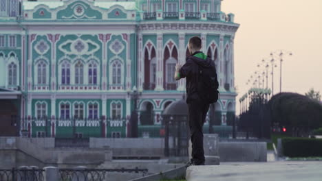 hombre tomando una foto de un edificio histórico