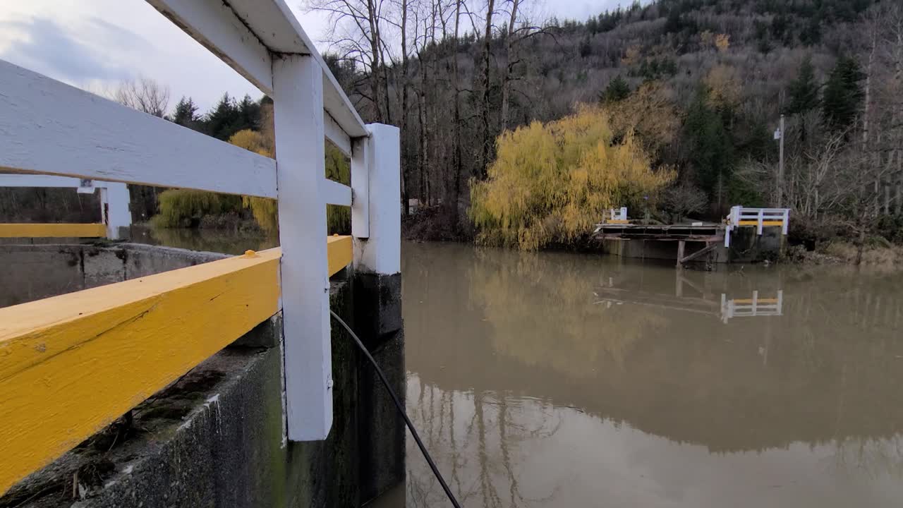 Panorámovací záběr mola na řece, Abbotsford, Kanada