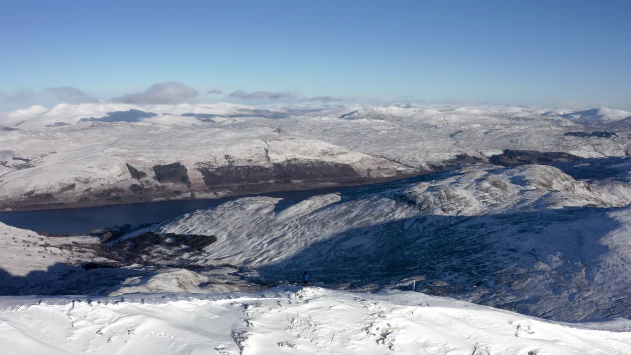 눈 인 산의 꼭대기를 기록하는 한 남자의 서사시적인 순간