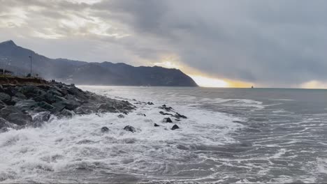 Die-Heftigen-Wellen,-Die-Die-Küste-Im-Schwarzen-Meer-Schlagen