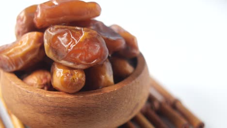 dátiles secos en un cuenco de madera