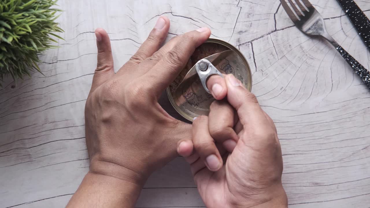abriendo una lata de atún