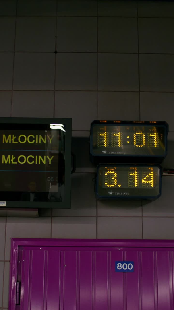시간 표시 및 mlociny 표지판이 있는 지하철 역 플랫폼