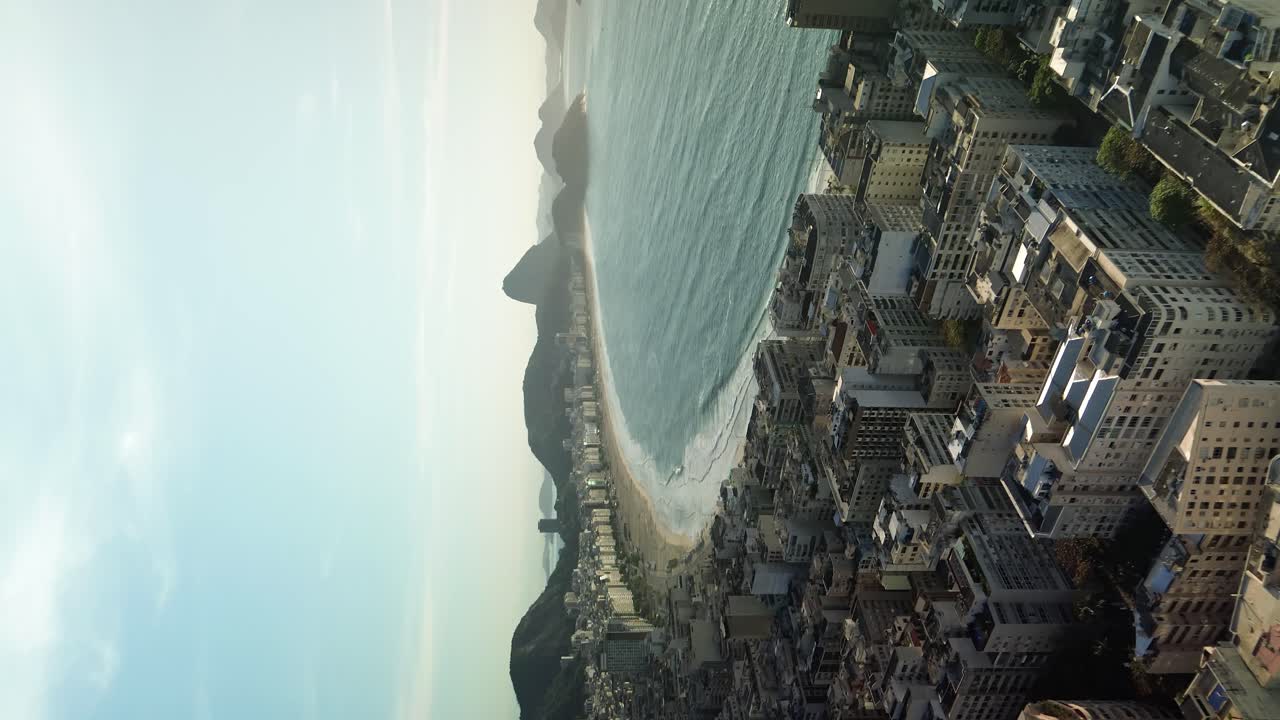 vista aérea del distrito de copacabana y la playa en río de janeiro - video vertical