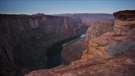 Schwenk-über-Das-Canyon-Flusstal