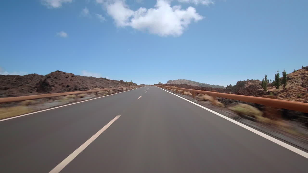 conducir un automóvil con cámara de acción adjunta en el parque nacional del teide tenerife