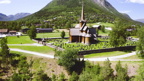Außenansicht-Der-Stabkirche-Von-Lom,-Umgeben-Von-Einem-Grabstein-In-Der-Nähe-Des-Dorfes-In-Norwegen
