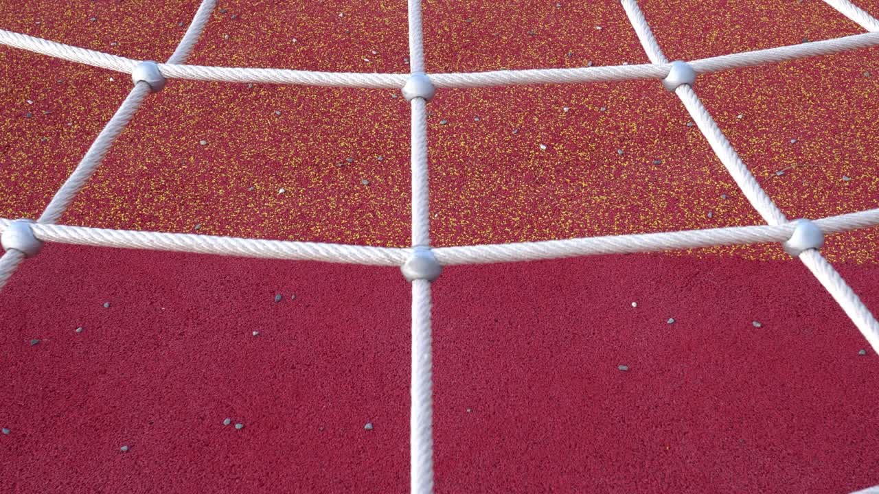 공원의 등반망, 어린이용 게임 장비, 아래에서 위로 는, 주체가 중간에 있다.