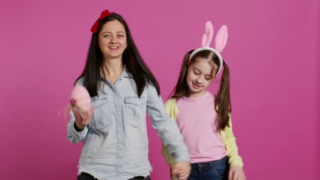 madre y hija lindas bailando en el estudio