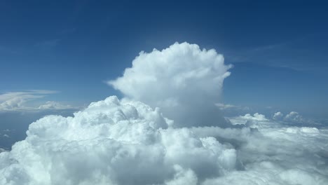 punto de vista de un piloto de la parte superior de un enorme cumulonimbus grabado desde una cabina de un avión mientras vuela a 12000 m de altura