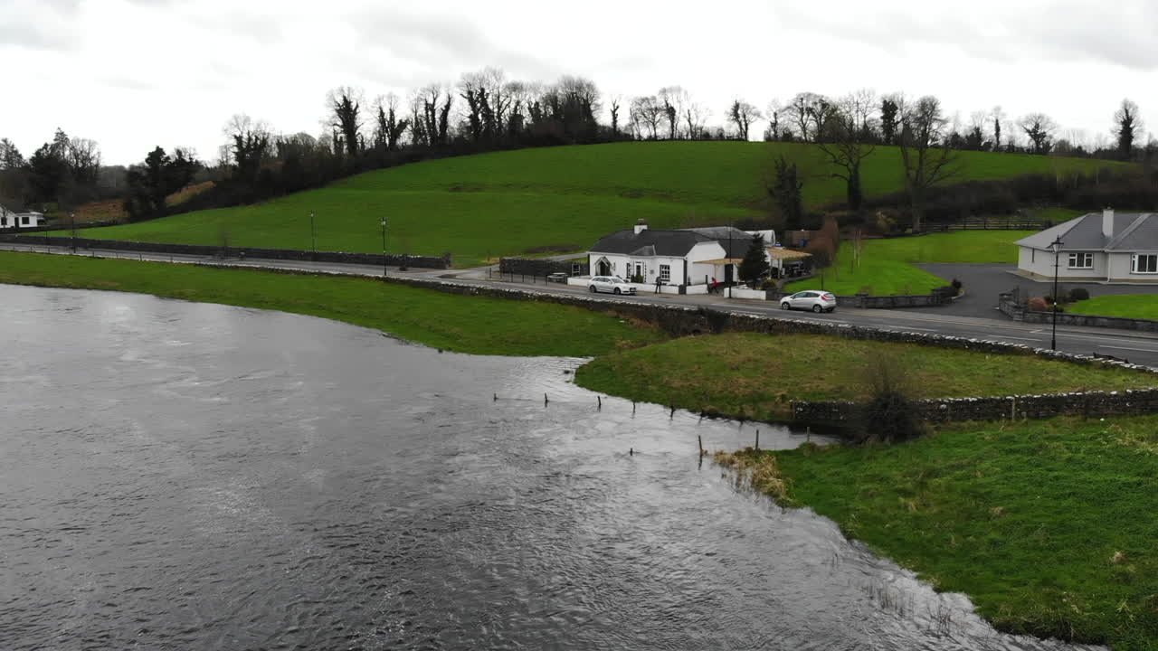 공중 - 주요 도로 근처에 카페가 있는 호수 위